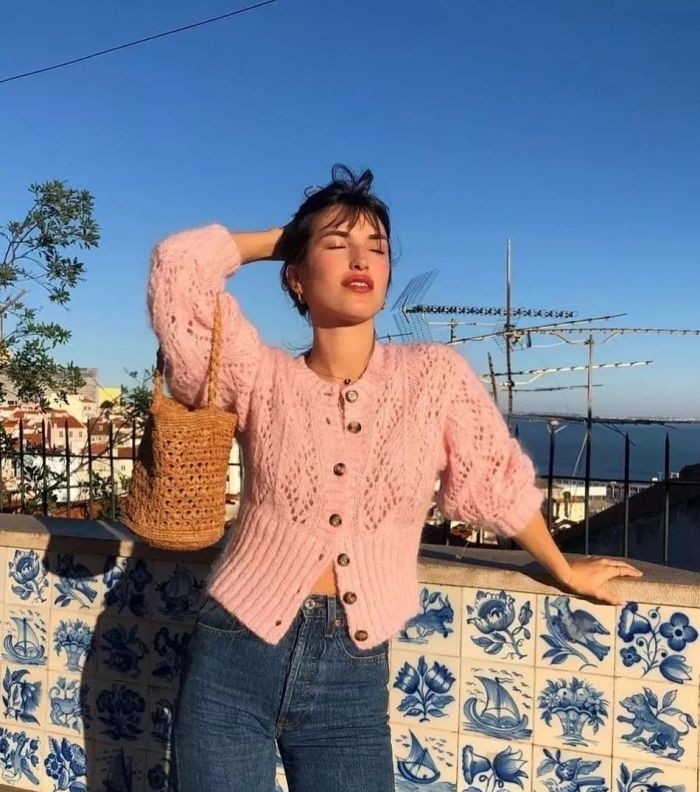 今年很流行“奶奶衫”,看似显老,穿上却很减龄,百搭不挑人