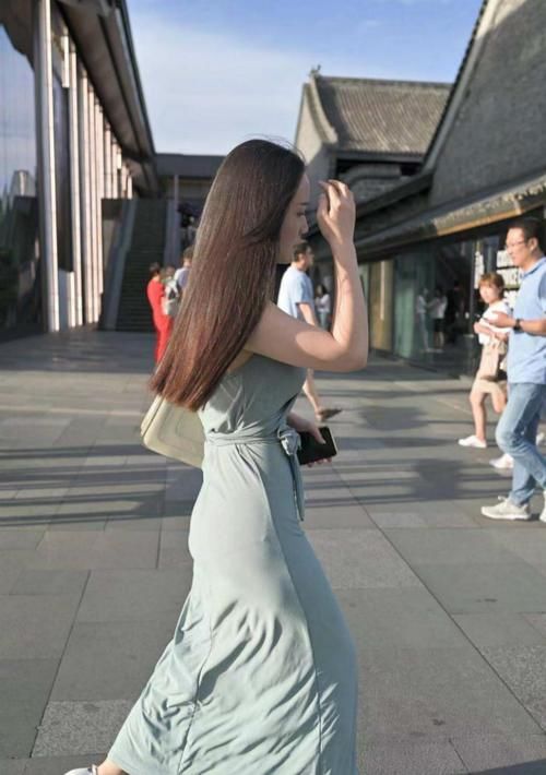 风格百变的“挂脖裙”，一改往日的穿法，展现不一样的知性美！