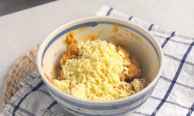 饺子皮|一个红薯,几张饺子皮,这样做香酥可口能拉丝,孩子超爱吃!