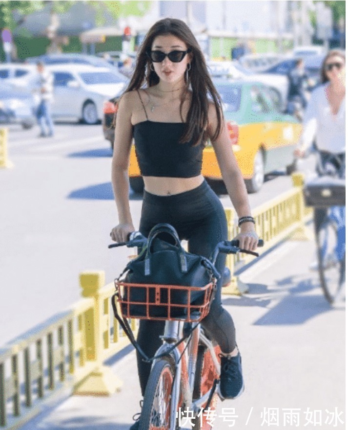 骑单车的小姐姐,一身黑色休闲装,又美又飒