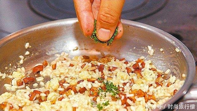 香槟|“金蒜百花香槟茸”轻松做, 蒜酥搭配姬松茸, 吃来相当开胃下饭!