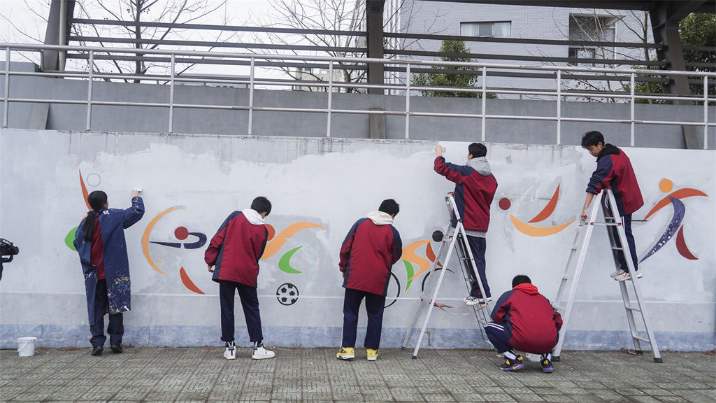 五职校|亲手绘校园！余姚市五职校学生用画笔为校园“开美颜”