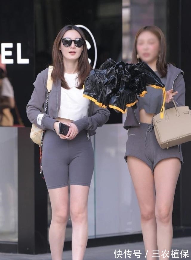 搭配 打底裤的搭配富有活力点缀出优雅的复古韵味,展现时尚帅气的装扮!