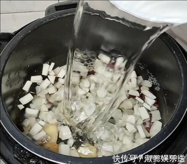 女人再忙也要好好爱自己,一周喝两回这汤,脸色红润又漂亮