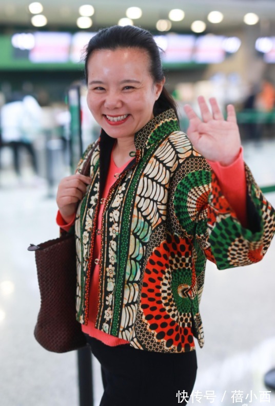 穿搭 龚琳娜精神状态挺年轻,穿民族风印花外套配紧身裤,素颜状态很美