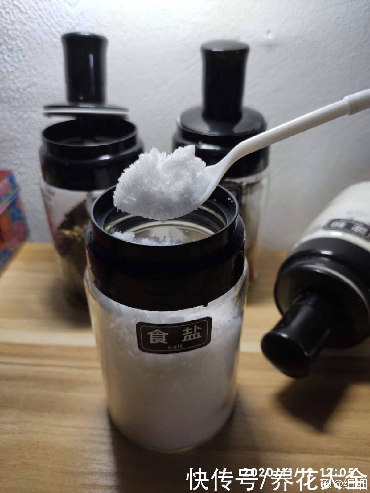 材料|这5种衣服污渍,只需最简单的材料清洗,家家都有
