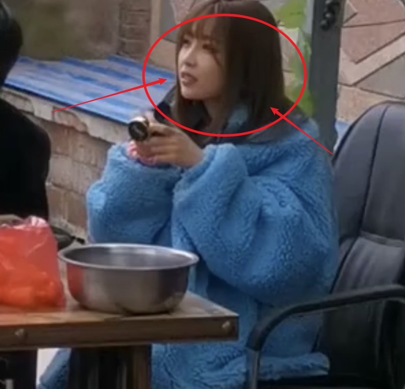 录制节目|虞书欣综艺路透,穿上外袍贵族小姐秒变打工妹,就连鹿晗也逃不过