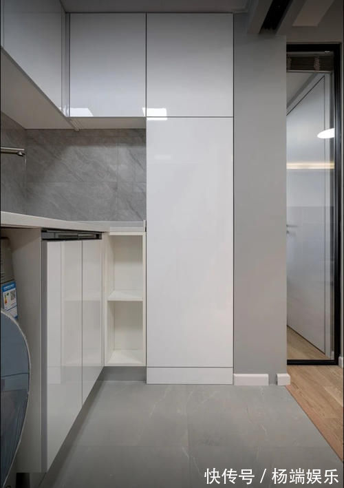 客厅|还是老公机智,阳台客厅之间装个隔断墙,空间宽敞不止一点点!