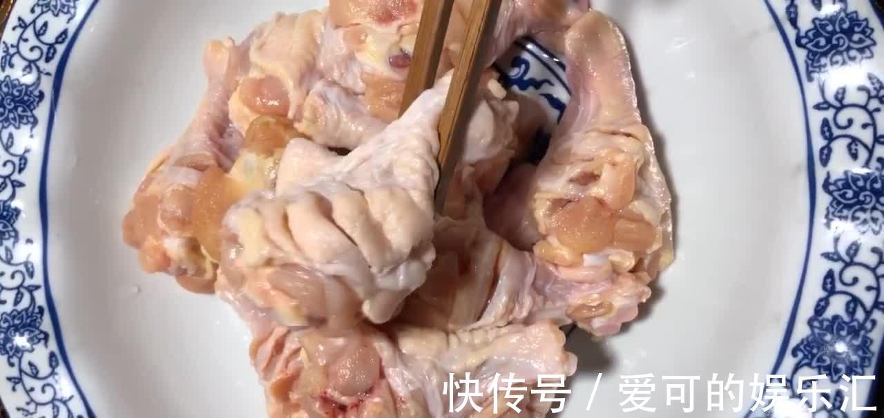炸鸡翅时，加上2种调味料，外脆里香风味独特，再也不去外头买！
