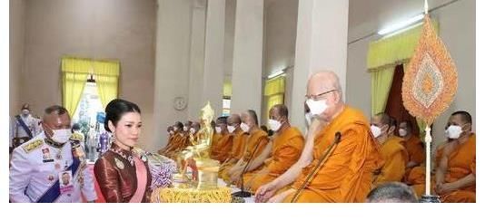 国王@诗妮娜被委以重任,代替国王出席活动,43岁苏提达被抢风头