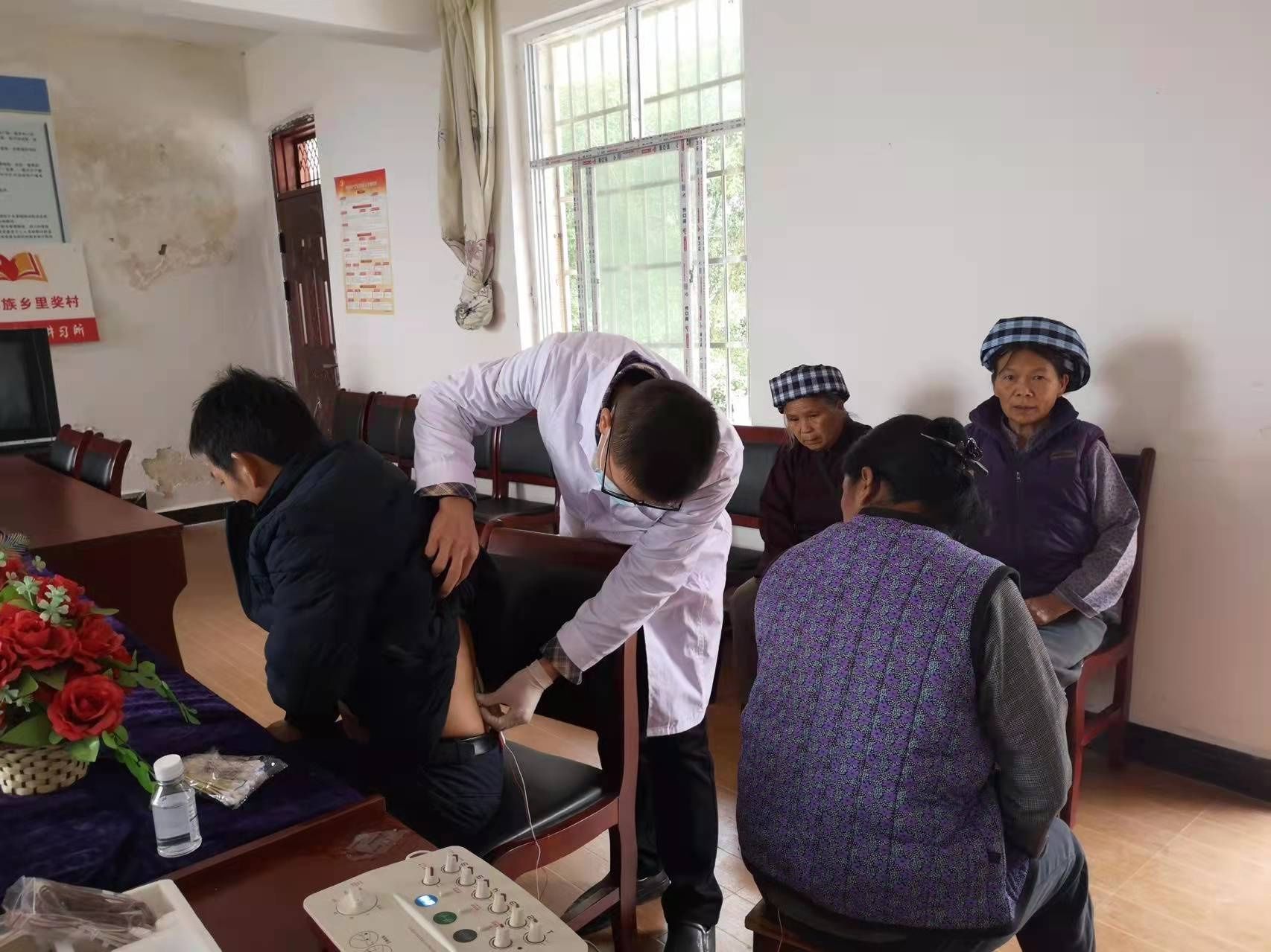 送健康进村 促乡村振兴|我为群众办实事 | 医务人员