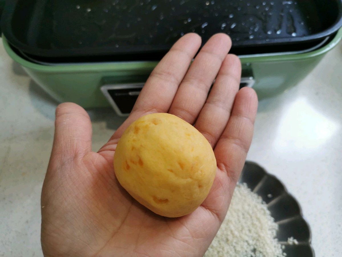 2根红薯，一碗糯米粉，做出好吃的红薯糯米饼，孩子很喜欢吃