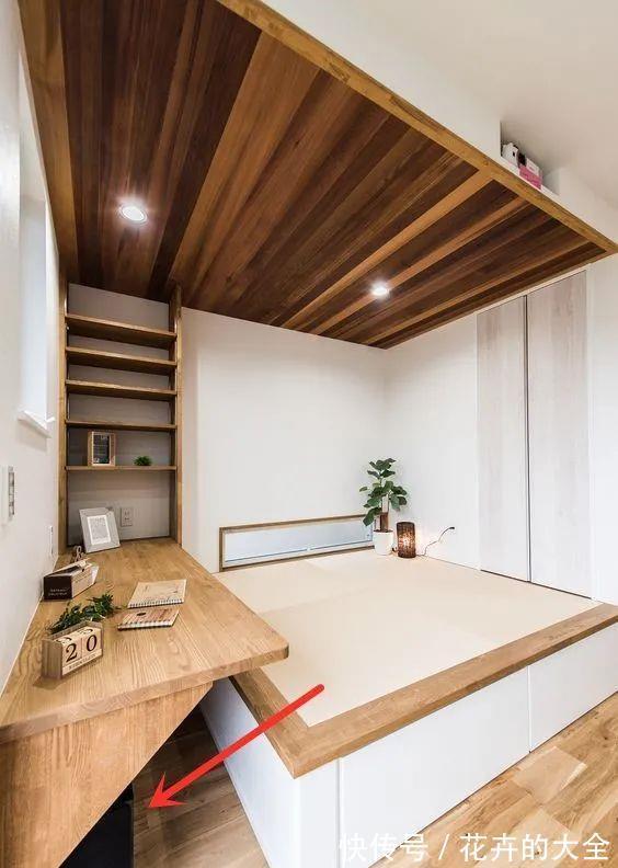 书房|日本又打起了榻榻米的主意，床边加2米长桌面，床上打造双人书房