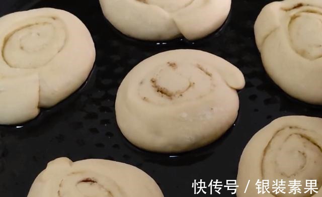 发面直接加酵母粉和白糖是大错,教你一小妙招,发面只需10分钟