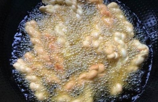 奶奶用了30年的炸麻花方法,5块钱做一锅,外酥里嫩,一捏就碎