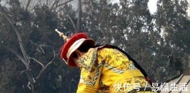 文武百官&康熙拜孔子不愿下跪, 大臣遮住墓碑上一个字后, 他立即跪下!