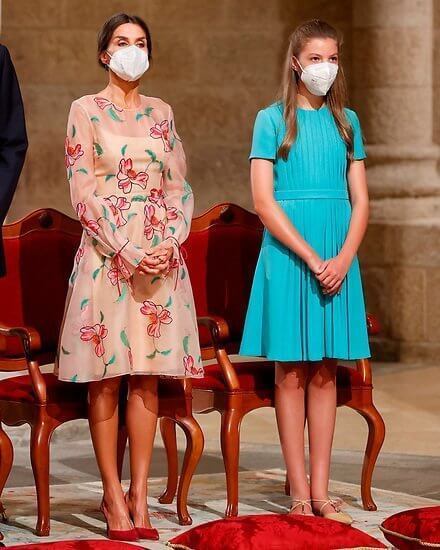 全家福|西班牙王室圣诞全家福来啦! 索菲亚公主穿蓝毛衣亮相, 又完胜姐姐