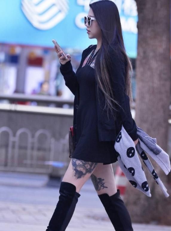 街拍:美女黑色上衣搭配白色长裙,肤白貌美,让人羡慕