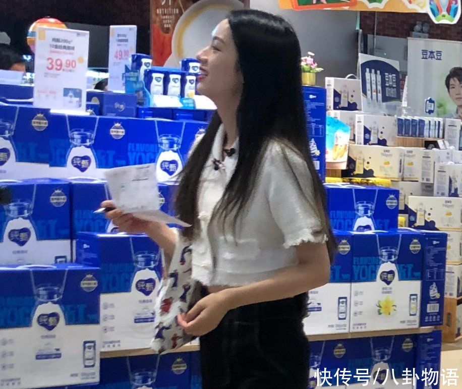 小花|周也和丁真购物被偶遇，当她离开十级美颜，才知这届小花颜值多高