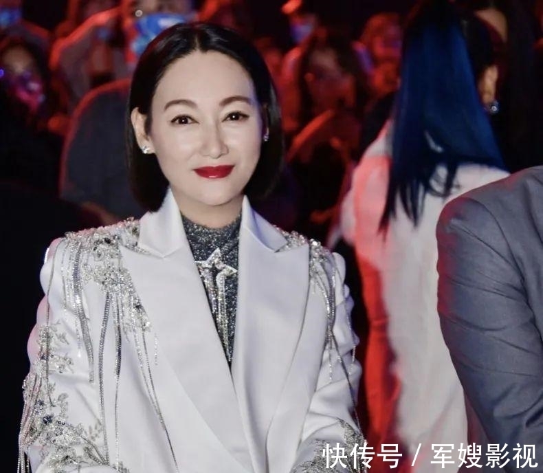 61歲惠英紅現身綜藝《大灣仔之夜》，14年后與陳小春再續母子緣