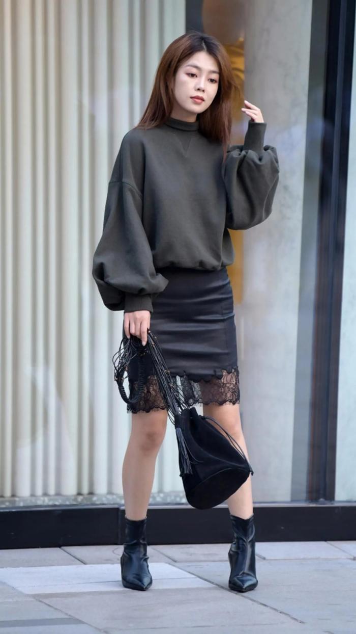 皮裙|黑色小皮裙+卫衣穿搭, 搭配尖头低跟短靴, 演绎完美秋冬时尚
