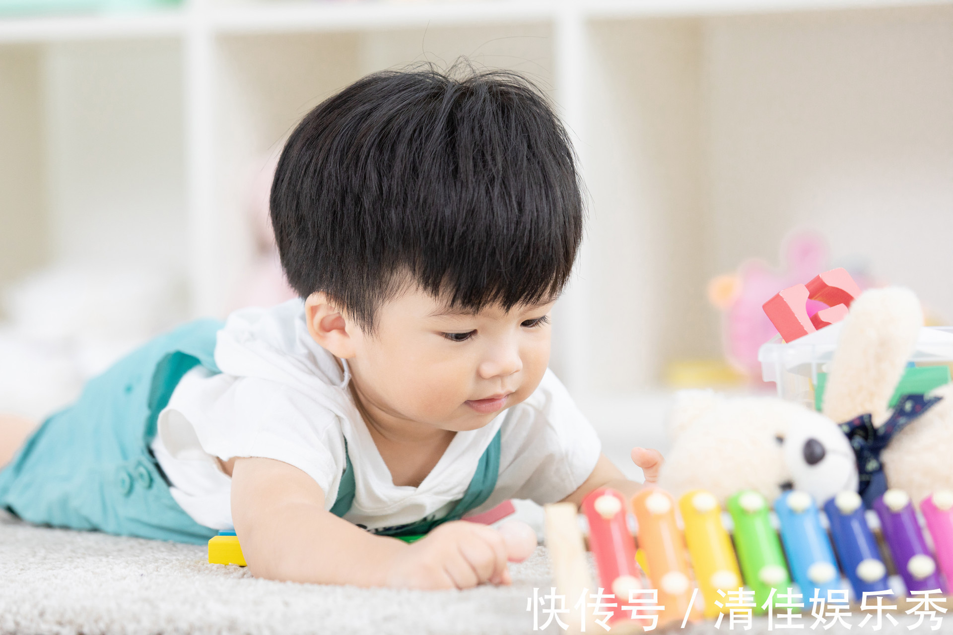 五个月|4-7个月的孩子,出现六个动作说明发育好爱学习,家长别瞎制止