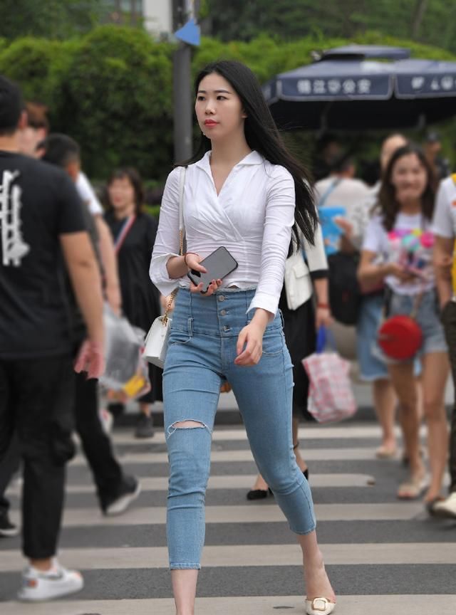牛仔裤搭配衬衫，时尚休闲又精致的感觉，搭配猫跟鞋更帅气更自信