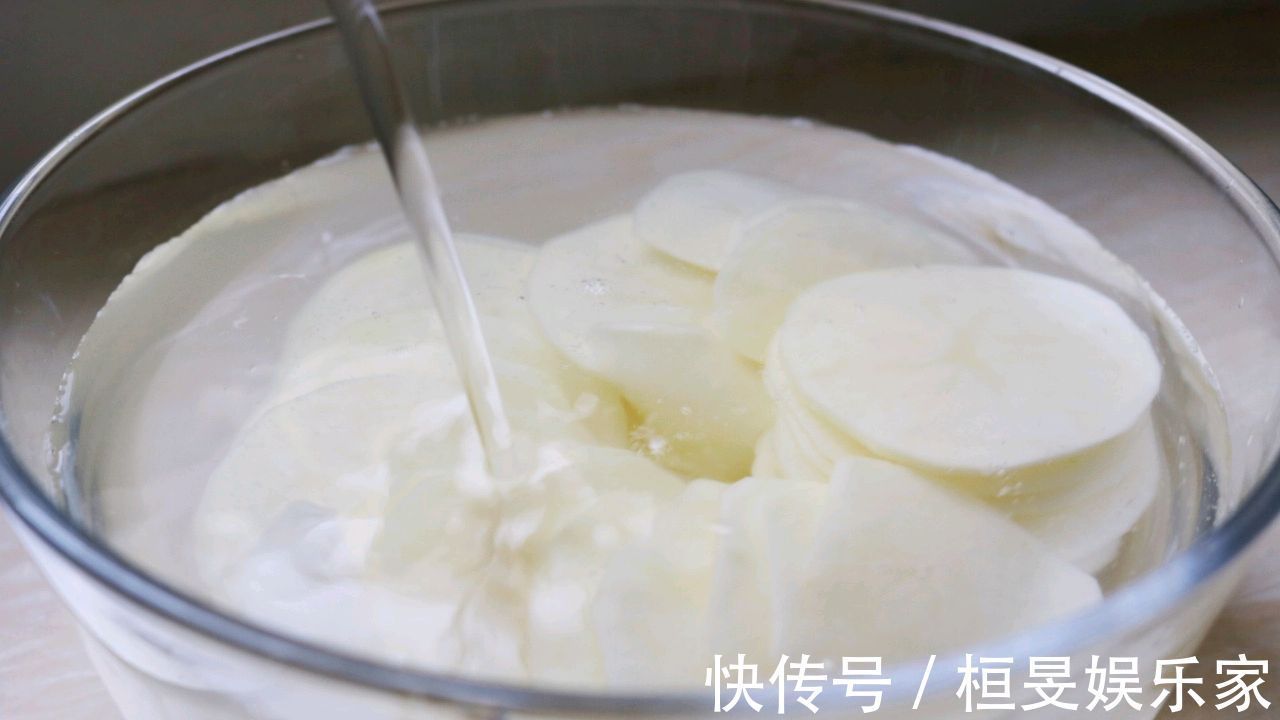 好吃|土豆超好吃的做法,不炒不炖,一次做三个土豆不够吃,一看就会做