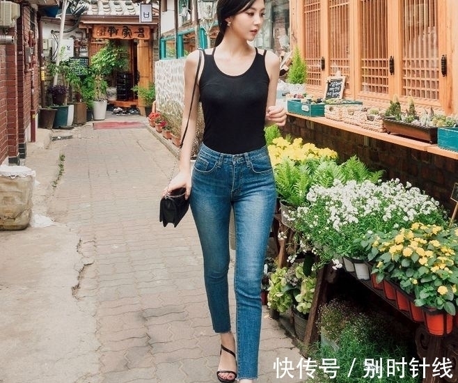 版型 优雅的美女搭配紧身牛仔裤,展现出成熟的韵味!