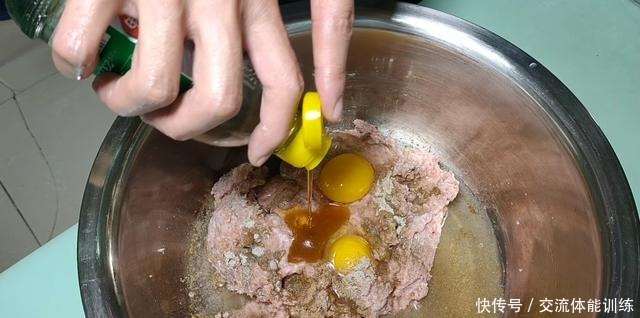 简单的家常菜《萝卜丸子汤》丸子好吃，汤鲜味美的秘密