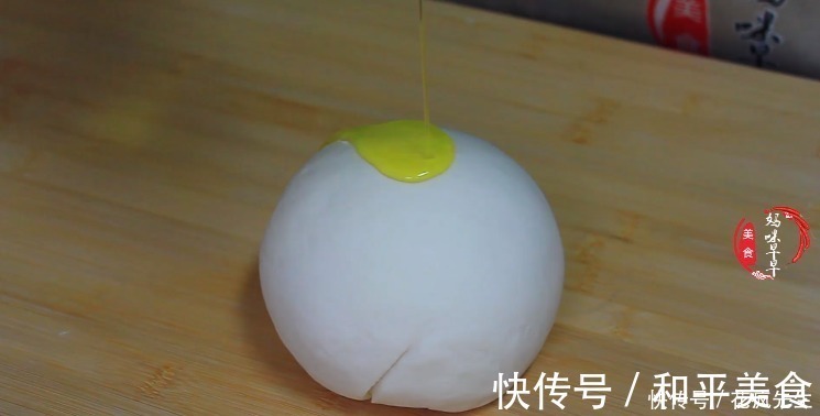 烙油饼该用冷水还是开水？面点师教你正确做法，金黄酥脆，太香了