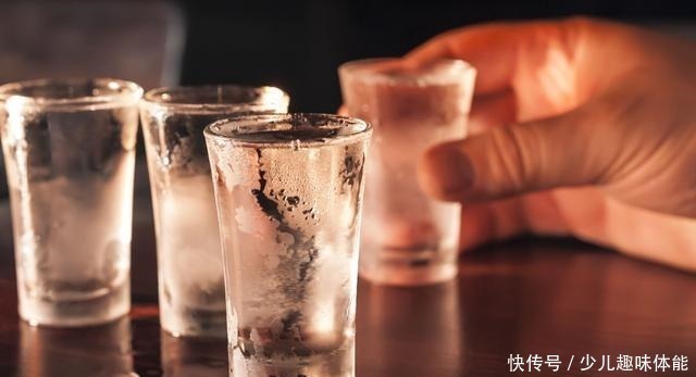 喝酒|无酒不欢的俄罗斯人,为何不爱中国白酒三个原因一针见血!