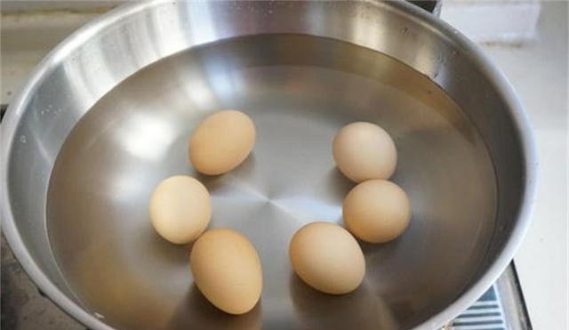 腌鸡蛋时，只会加盐就错了，多加这3步，个个流油又起沙