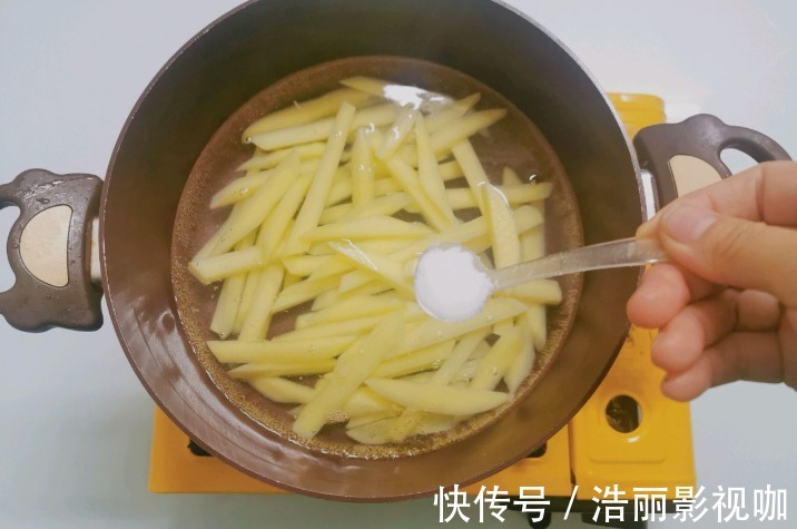 炸制|炸薯条时，裹面粉直接炸就错了，教您正确做法，薯条又香又脆