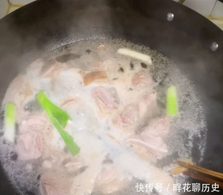 羊肉|冬补吃鱼吃羊肉,不如吃一锅它,肉嫩汤鲜,营养加倍又美味,太鲜