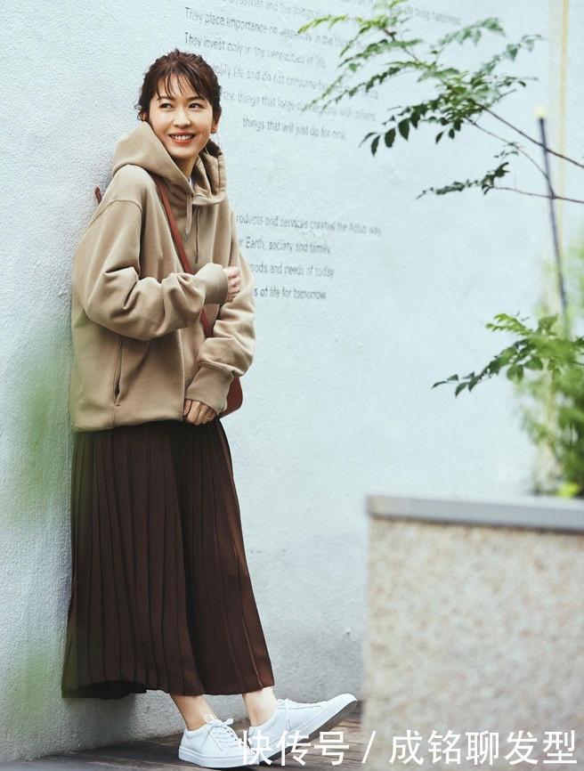 开春别总穿裤装,今年流行“卫衣+半身裙”,时尚优雅又显年轻