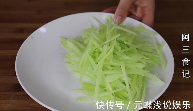 干辣椒|3根莴笋，1个土豆，教你一道下饭菜，香辣又解馋，比吃肉还香