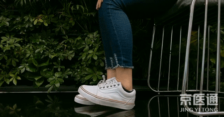 离世|年轻女记者崴脚12天后离世!她忽视的问题你可能每天都在犯