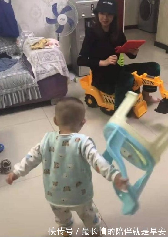 玩具|“最暴躁宝宝”火了,发现小姨霸占玩具,当场摔椅子,网友:霸气
