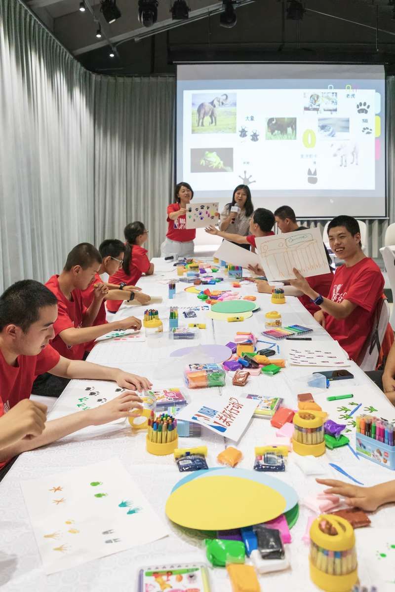 孩子们|全国特奥日，“童运动 绘美好”画展迎来特殊小观众