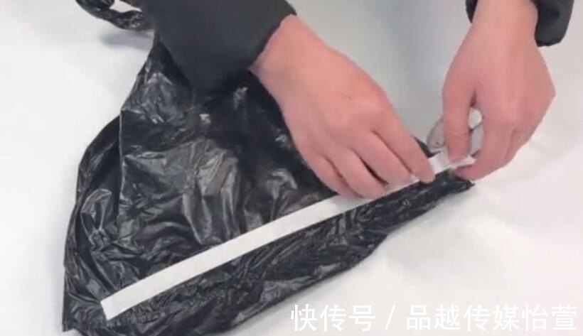 塑料袋|家里满地头发太难扫?试试这个超省事的方法,一根头发都见不到!