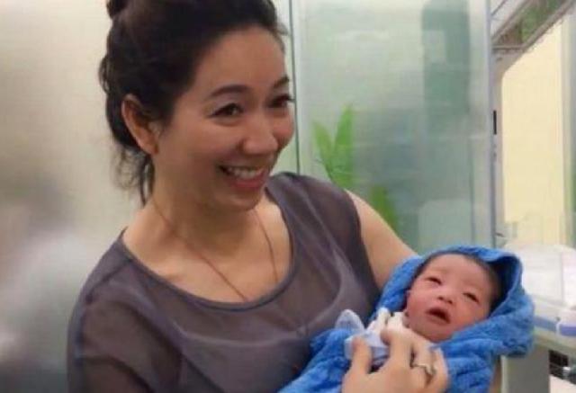 新知识|“最年轻姥姥”走红,抱外孙逛商场像母子,网友直呼:姥爷太幸福