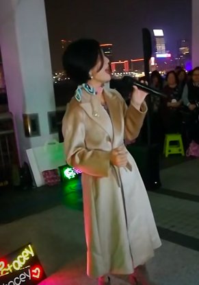 星光大道冠军在街头卖唱，多人围观显凄凉，曾和李谷一春晚合唱