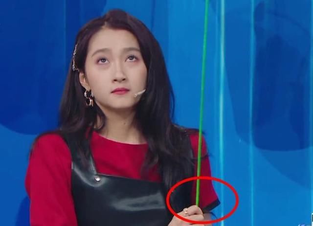 关晓彤录节目被淋雨，得知她手握的私密物，鹿晗看到无法淡定