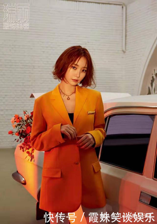 她被誉为“短发女神”,长相精致气质高冷,短发造型时髦又迷人