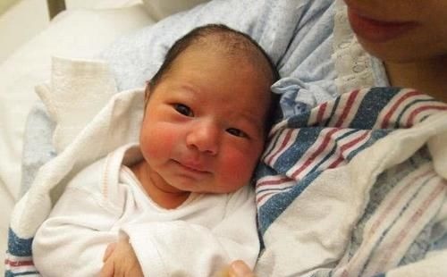 高鼻梁|不要对月子里新生儿做9件事,家长早知道早避坑,别影响娃的发育