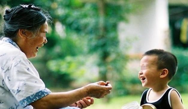 全场|4胞胎女儿来爷爷家蹭饭,爷爷大喊快关门,孩子的话让全场大笑