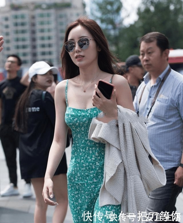 裙子 时髦的吊带裙子,突如其来的知性美,突显了自己的身材