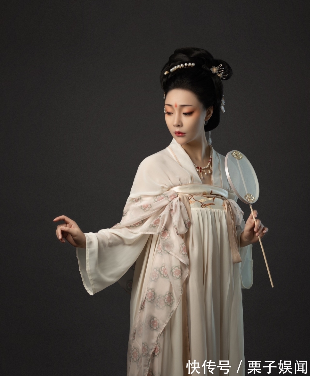 江天$七律·赏秋·八首：依依别夏悄回望，金菊萦篱笑粲然