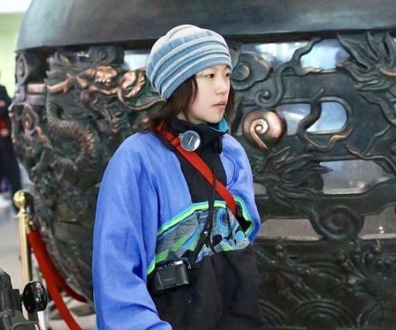 机场|太酷了!窦靖童头顶包装一条“毛巾”出现在机场,与王菲大不相同!